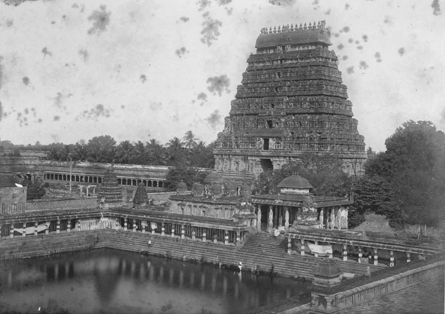 1800-1850 photograph of Chidambaram Nataraja temple, Sivaganga pool and northern gopuram