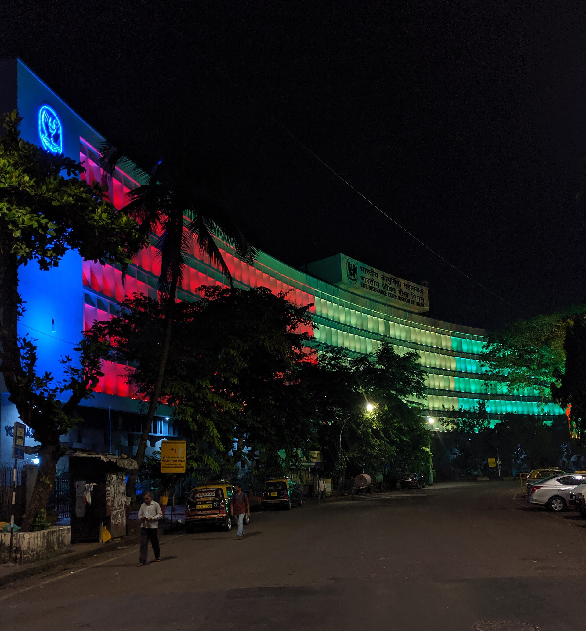 Mumbai, life insurance corporation of india building di notte