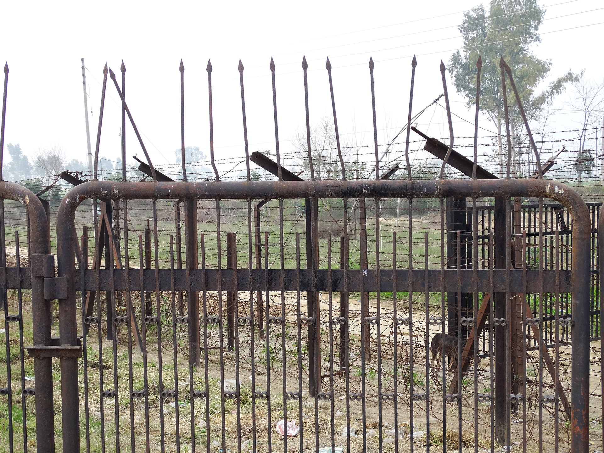 Fence at India-Pakistan Border - Attari-Wagah Border Crossing - Near Amritsar - Punjab - India (12697803633)