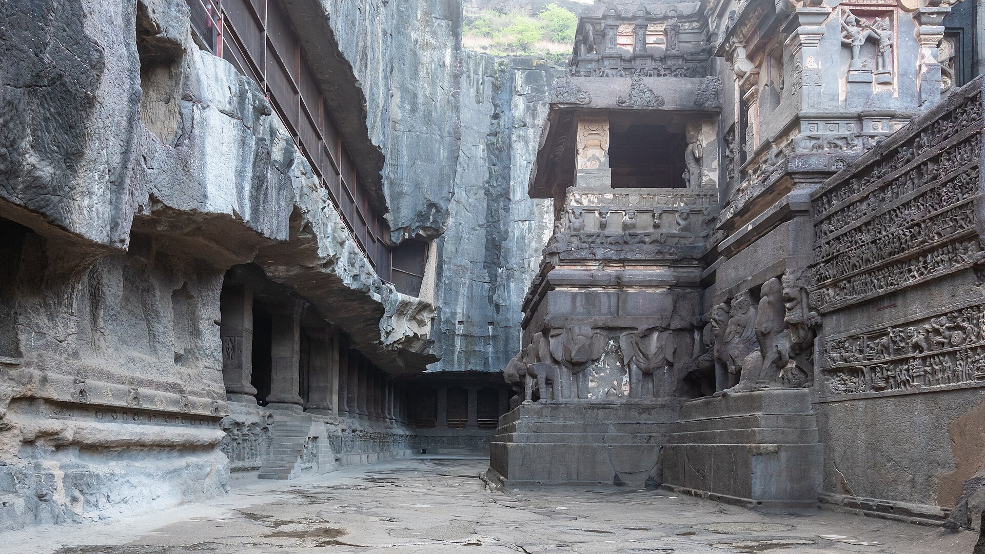 Courtyard and Mahabharata Reliefs at the Kailasa Temple, Ellora 01