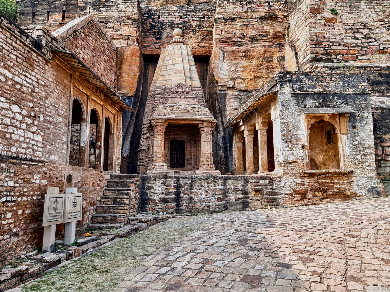 0121521 Chaturbhuj Temple, Gwalior Fort, Madhya Pradesh 01